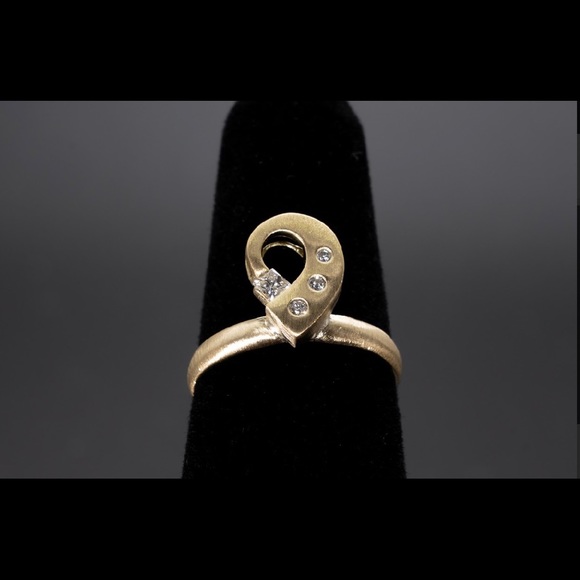 Gorgeous 18k Gold And Diamond Ring - Picture 1 of 2
